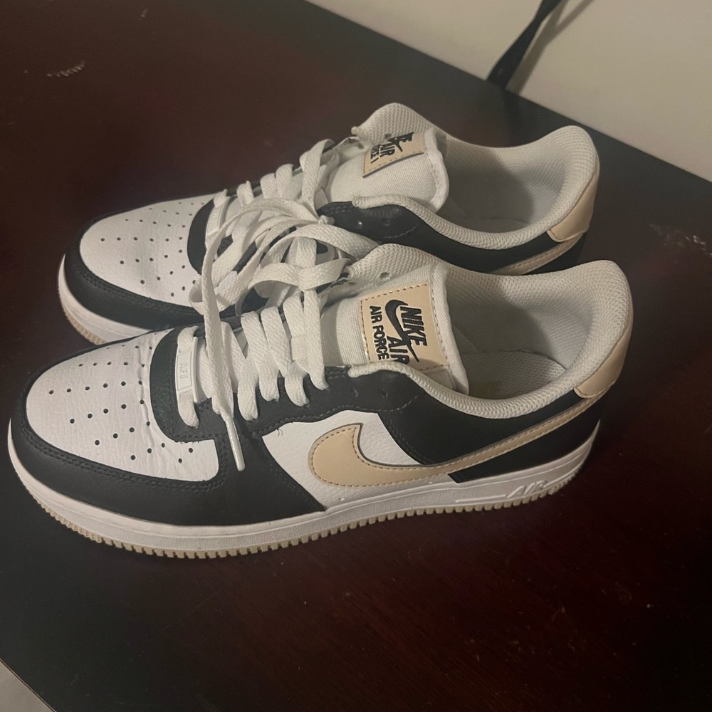 Girls Nike Air Force 1s good condition.